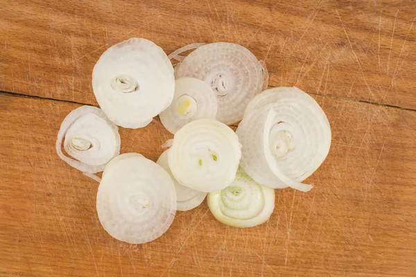 soğan halkaları üzerinde ahşap kesim masası