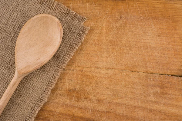 Sirve cucharas en tela de arpillera en madera superficie imagen marrón ton — Foto de Stock