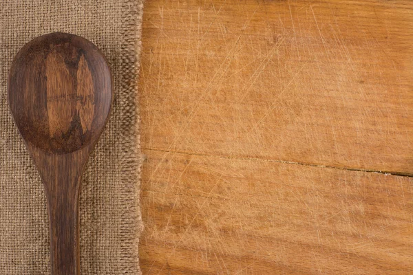Portion skedar på säckväv tyg på träytan bild brun ton — Stockfoto