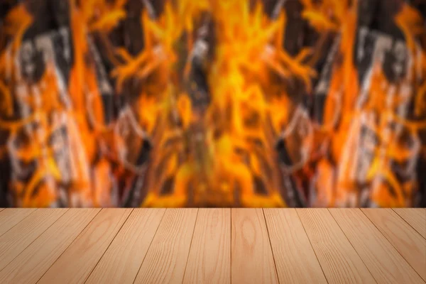 Superficie de madera contra fondo de llamas rojas. Se puede utilizar