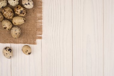 Bıldırcın yumurtaları masada.