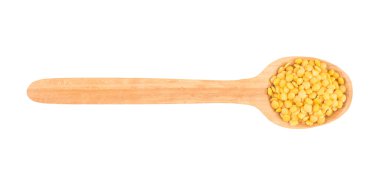Bir tahta kaşık içinde sarı mercimek