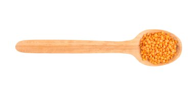 tahta kaşık beyaz bir arka plan üzerinde izole üzerinde mercimek