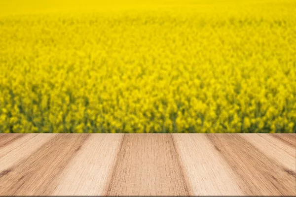 Planches en bois vides avec fond flou violon jaune en fleurs — Photo