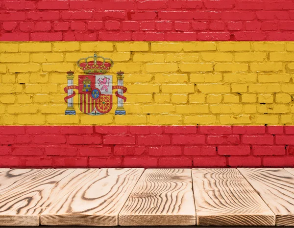 Espanha bandeira pintada na parede de tijolo com piso de madeira — Fotografia de Stock