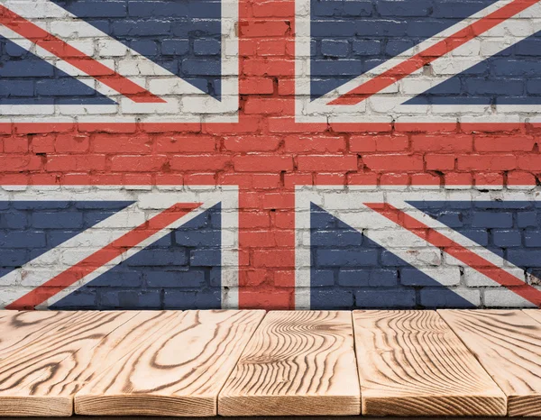 Bandera del Reino Unido pintada sobre pared de ladrillo con suelo de madera —  Fotos de Stock