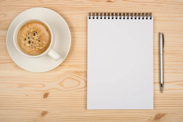 Tazza da caffè, taccuino a spirale e penna sul tavolo in legno — Foto Stock