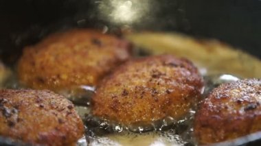 Kızartma tavası pirzola yanmış.