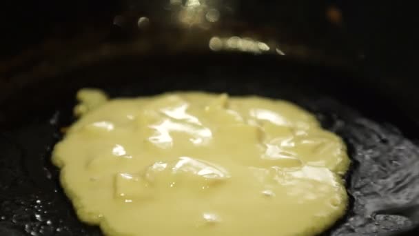 Hacer panqueque pequeño en Sizzling Frying Pan. HD, 1920x1080. Imágenes de archivo — Vídeo de stock