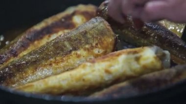 bir tavada kızartma balık