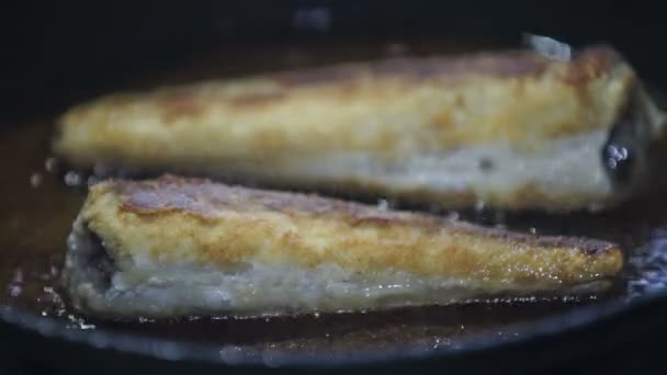 Vis frituren in een pan — Stockvideo