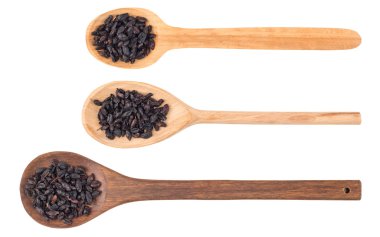 tahta kaşık üzerine beyaz izole içinde baharat kızamık