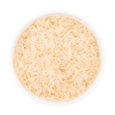 beyaz zemin üzerinde bir seramik kase çiğ basmati pirinç