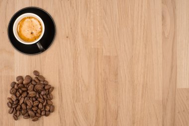 bir ahşap masa üstü görünümü klasik fincan kahve