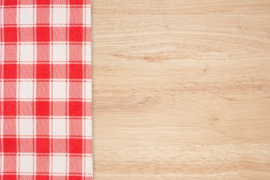 ahşap masa üzerinde kareli masa örtüsü