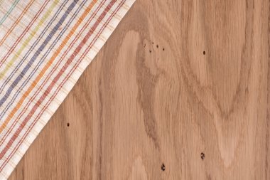 ahşap masa üzerinde kareli masa örtüsü