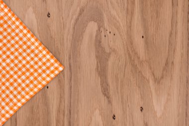 Rustik ahşap kurulları ile turuncu damalı masa örtüsü