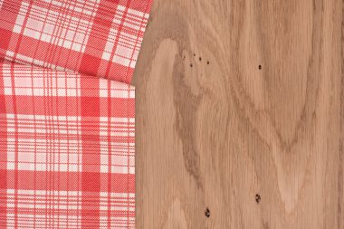 ahşap masa üzerinde kareli masa örtüsü