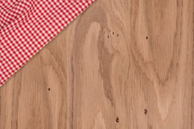 ahşap masa üstü ve ekose desenli masa örtüsü ile arka plan