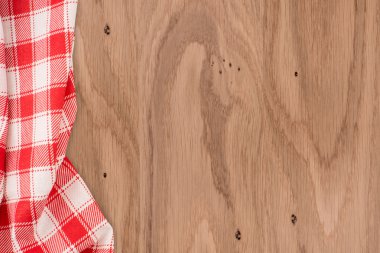 ahşap masa üzerinde kareli masa örtüsü