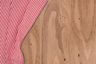 ahşap masa üzerinde kareli masa örtüsü