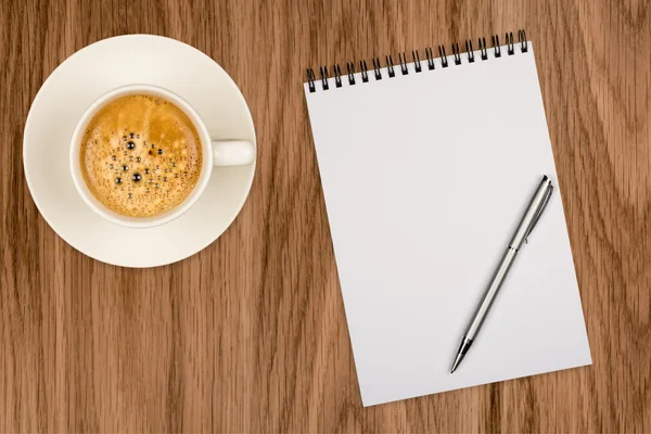 咖啡杯子、 螺旋笔记本和木桌上的钢笔 — 图库照片