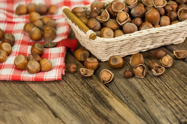 Lískové ořechy v malé proutěný koš — Stock fotografie