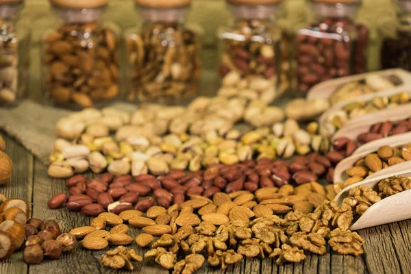 Pistaches salées dans un bocal en verre, mélange de noix, mise au point sélective — Photo