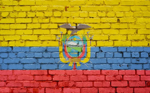 Флаг Эквадора, раскрашенный на кирпичной стене, текстура фона — стоковое фото