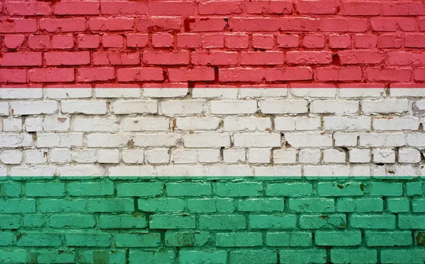 Bandeira da Hungria pintada na parede de tijolo, textura de fundo — Fotografia de Stock
