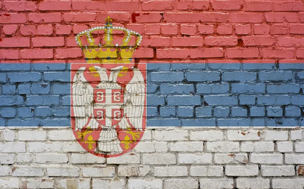 レンガの壁、背景テクスチャに描かれたセルビアの旗 — ストック写真