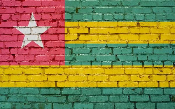 Bandiera del Togo dipinta su muro di mattoni, texture di sfondo — Foto Stock