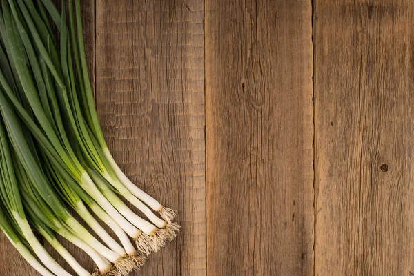 Onions on old wood — Stock Photo, Image