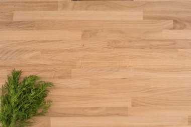 Ahşap bir zemin üzerine dereotu