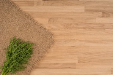 Ahşap bir zemin üzerine dereotu