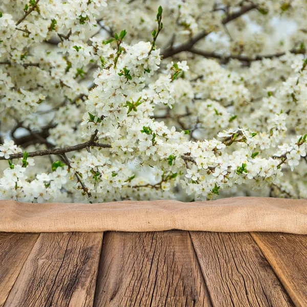 木製デッキ テーブルと春の花の背景 — ストック写真