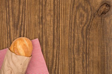 Somun ekmek ahşap bir masa üzerinde. Üstten Görünüm