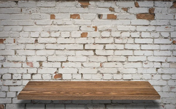 Estante de madera antigua en la pared de ladrillo. El viejo estante. Estante en la pared —  Fotos de Stock