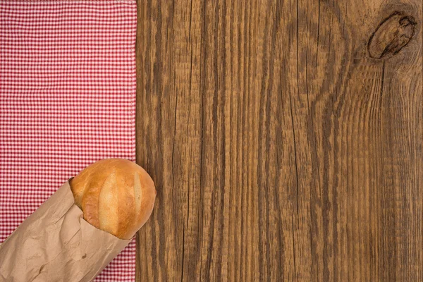 Brood op een houten tafel. Bovenaanzicht — Stockfoto