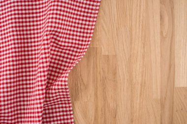 ahşap masa üzerinde kareli masa örtüsü
