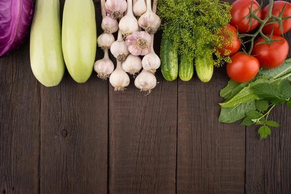 Tomatoes, garlic, zucchini, cucumbers, dill and horseradish leav — Stock Photo, Image