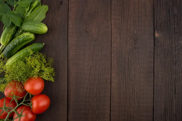 Tomatoes, cucumbers, dill and horseradish leaves on the old wood — Stock Photo, Image