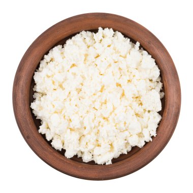 Beyaz b izole kahverengi bir seramik kase taze peynir