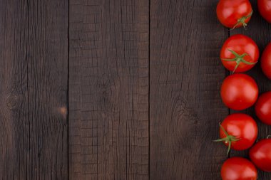 Kırsal ahşap arka planda taze domatesler. 