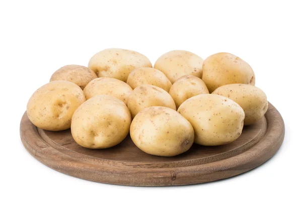 Jonge aardappelen op een snijplank op witte achtergrond close-up. — Stockfoto