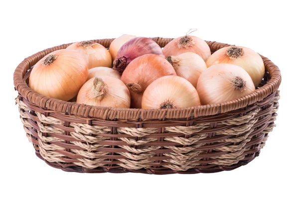Korb mit Zwiebel auf weißem Hintergrund. — Stockfoto