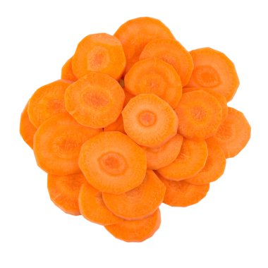 Beyaz arka plan üzerinde izole dilimlenmiş havuç.