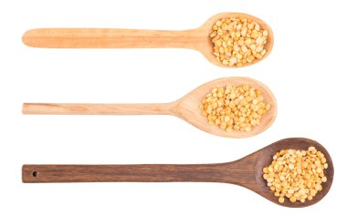 beyaz zemin üzerinde bir tahta kaşık kuru bezelye