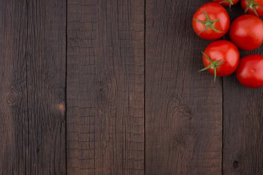 Kırsal ahşap arka planda taze domatesler. 