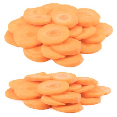 Beyaz arka plan üzerinde izole dilimlenmiş havuç.